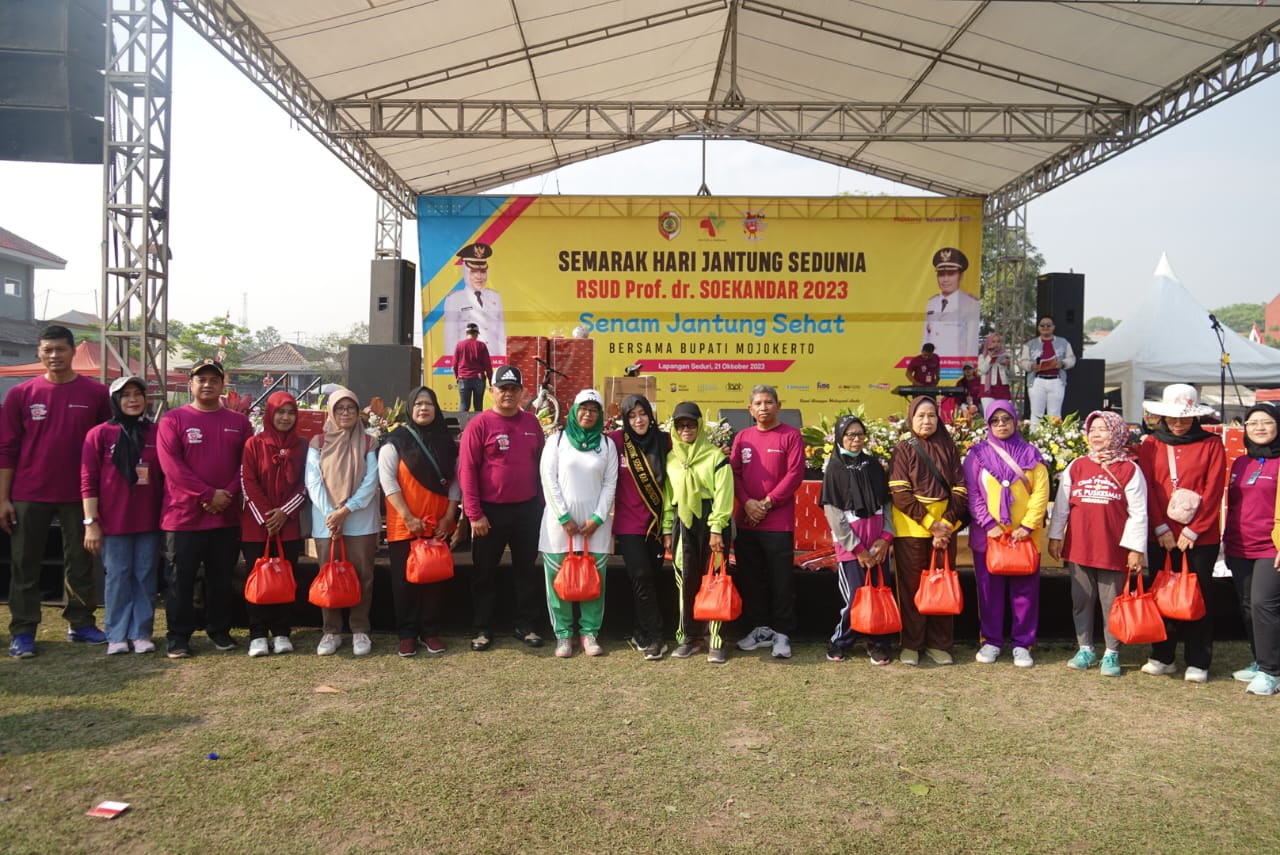 ANTUSIAS: Bupati Ikfina foto bersama Pasien Prolanis (Program Pengelolaan Penyakit Kronis) yang menerima sembako dari RSUD Prof dr Soekandar.