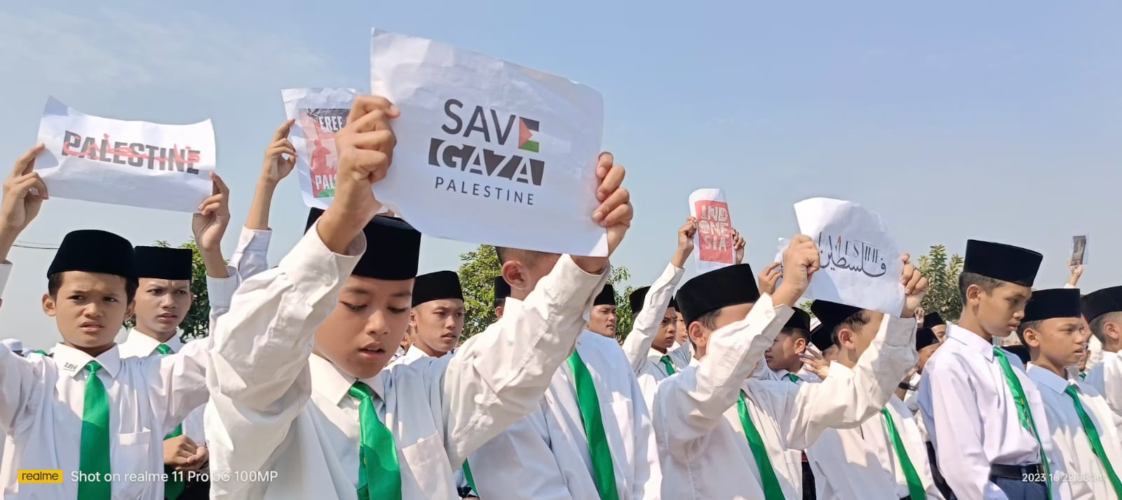 GALANG KESATUAN: Ponpes Nuris Pungging memperingati Hari Santri 2023 dengan menggelar upacara dan mendoakan kemerdekaan bagi Palestina, kemarin (22/10).