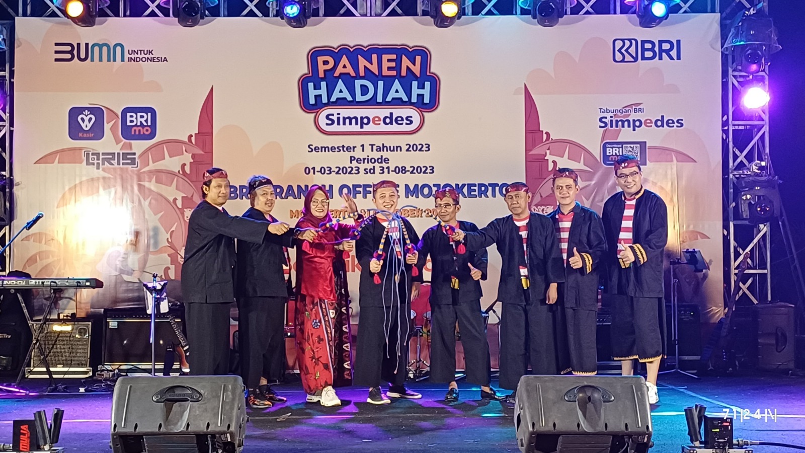 DIBUKA: Pimpinan Wilayah Bisnis Mikro BRI Regional Office Surabaya (Regional Micro Banking Head)-Doddy Koesharsanto didampingi Darwis Muhammad, Pemimpin BRI Cabang Mojokerto membuka pengundian panen