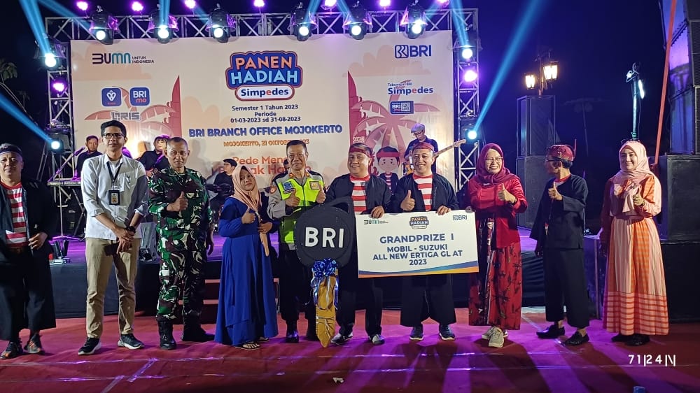 SIMBOLIS: Kepala Unit BRI Ngoro, Bambang Sumadi menerima secara simbolis menerima hadiah dari Wakil Pimpinan Wilayah Bisnis Mikro BRI Regional Office Surabaya (Regional Micro Banking Head)-Doddy Koesh