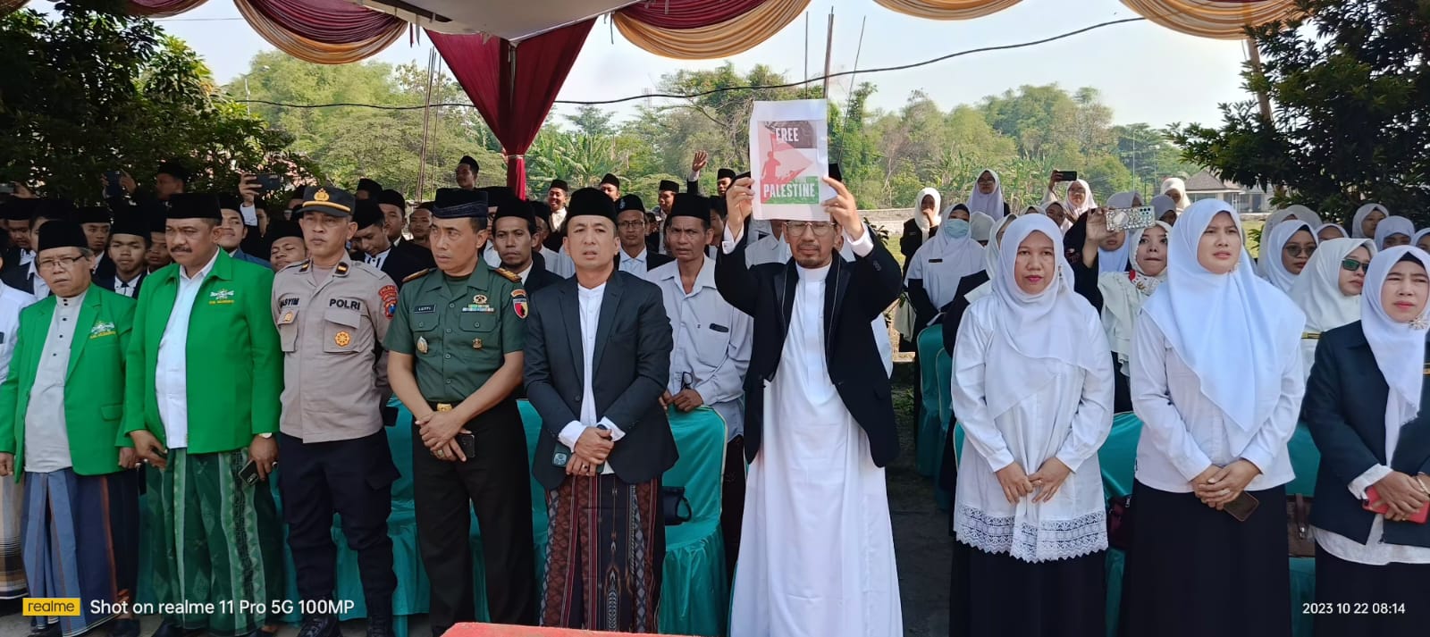 GALANG KESATUAN: Ponpes Nuris Pungging memperingati Hari Santri 2023 dengan menggelar upacara dan mendoakan kemerdekaan bagi Palestina, kemarin (22/10).