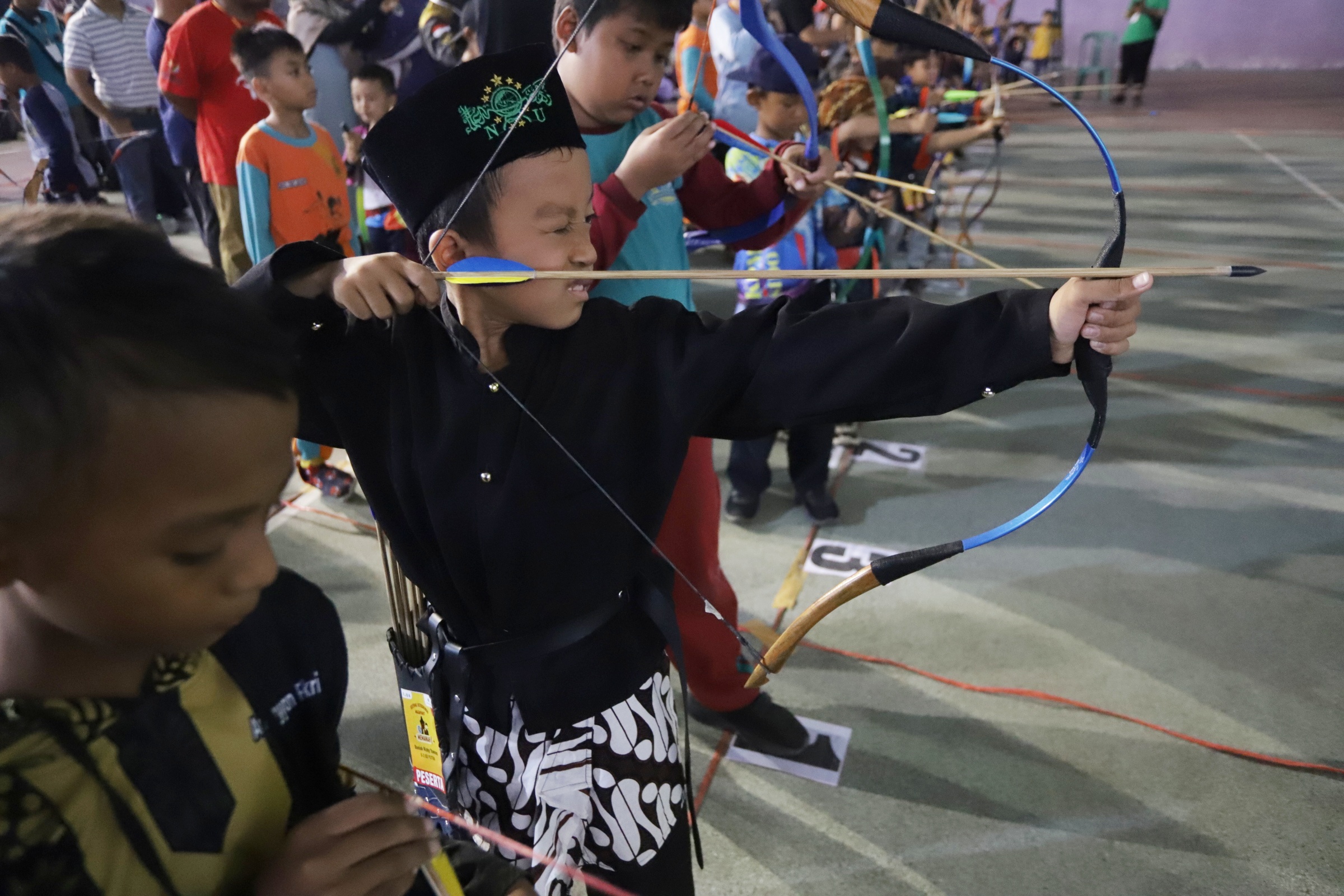 FOKUS: Ratusan pemanah cilik mengikuti Festival Panahan Majapahit di GOR Indoor Gelora Ahmad Yani, Kota Mojokerto, kemarin.