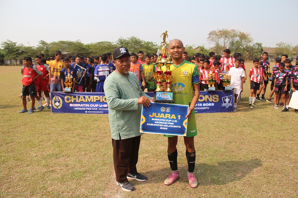 APRESIASI: Ketua Askab PSSI Mojokerto KH. Fathur Rohman menyerahkan piala kepada juara Piala Soeratin U-13 dan U-15.