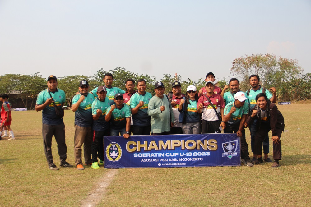 KOMPAK: Ketua Askab PSSI Mojokerto bersama pengurus sukses menggelar turnamen Piala Soeratin U-13 dan U-15.