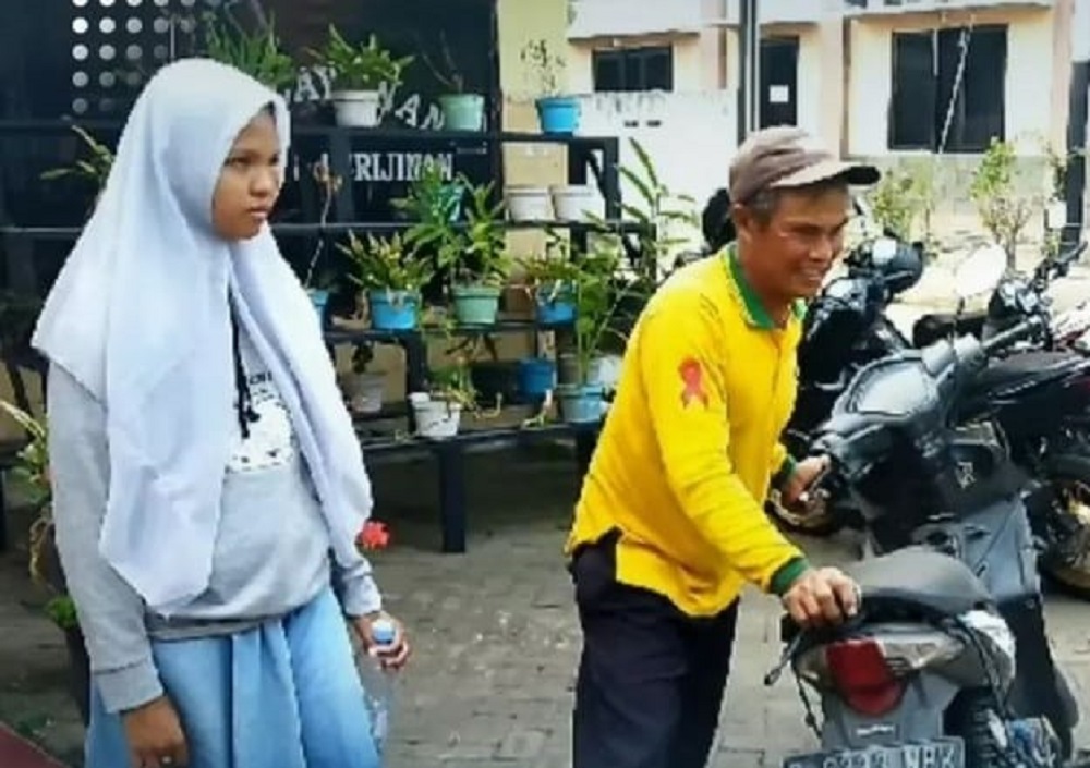 DIPOLISIKAN: Korban bersama keluarga saat melapor ke Polsek Jatirejo, Minggu (22/10) sore.