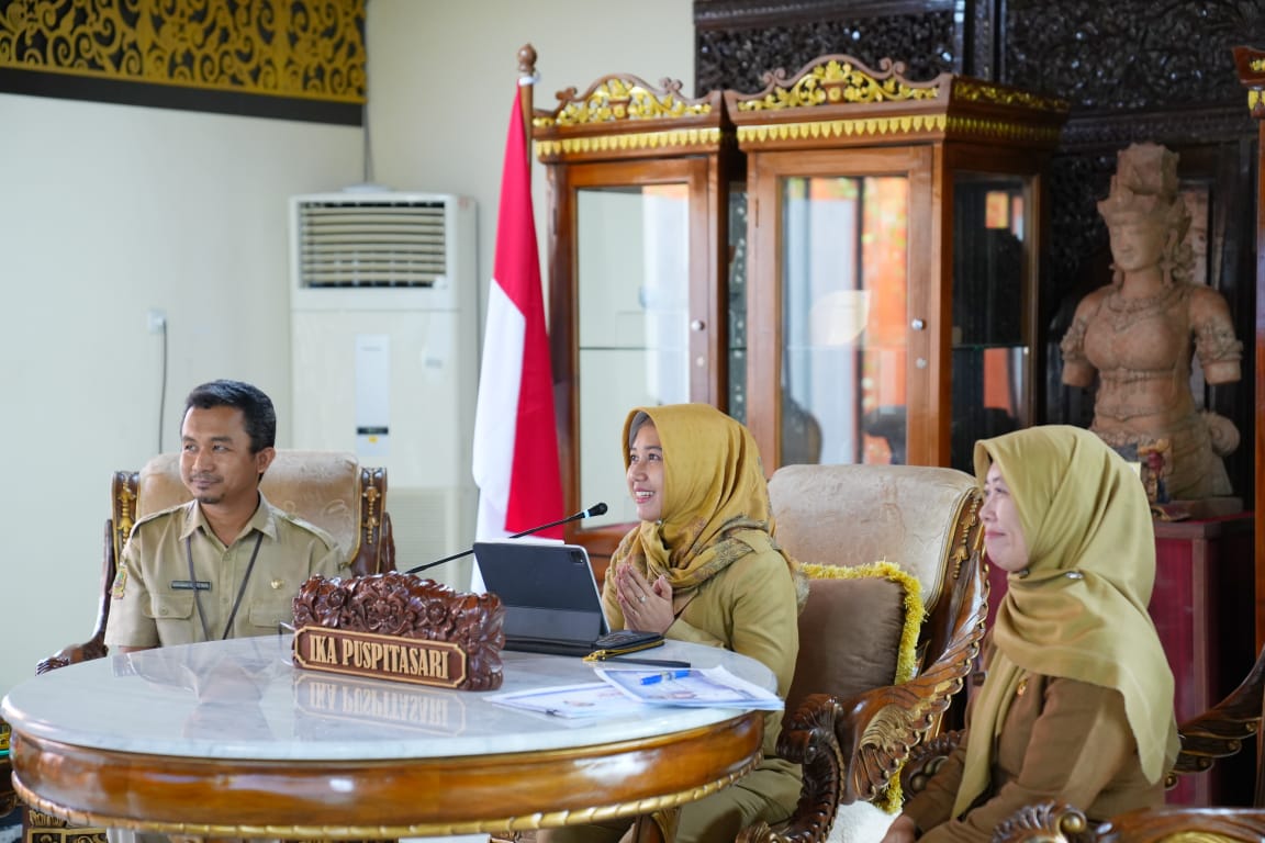 INOVATIF: Wali Kota Mojokerto Ika Puspitasari didampingi Kepala Dinkes PPKB dr Farida Mariana saat mempresentasikan inovasi Canting Gula Mojo dan Gayatri dalam Kompetisi Inovasi Pelayanan Publik (KIPP