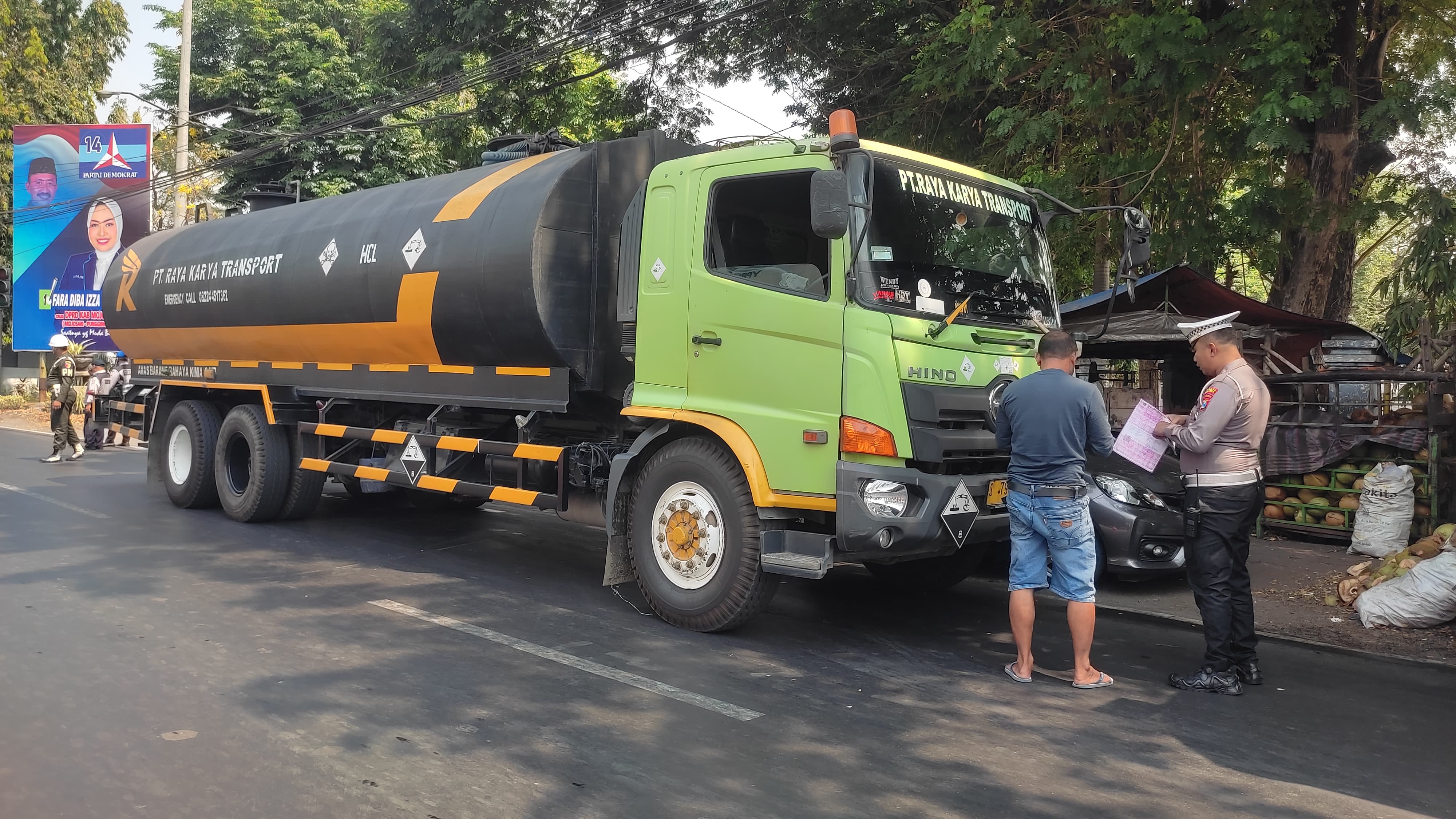 KELEBIHAN MUATAN: Sejumlah armada truk ditilang petugas dalam operasi gabungan yang digelar di Terminal Mojosari, Selasa (24/10).