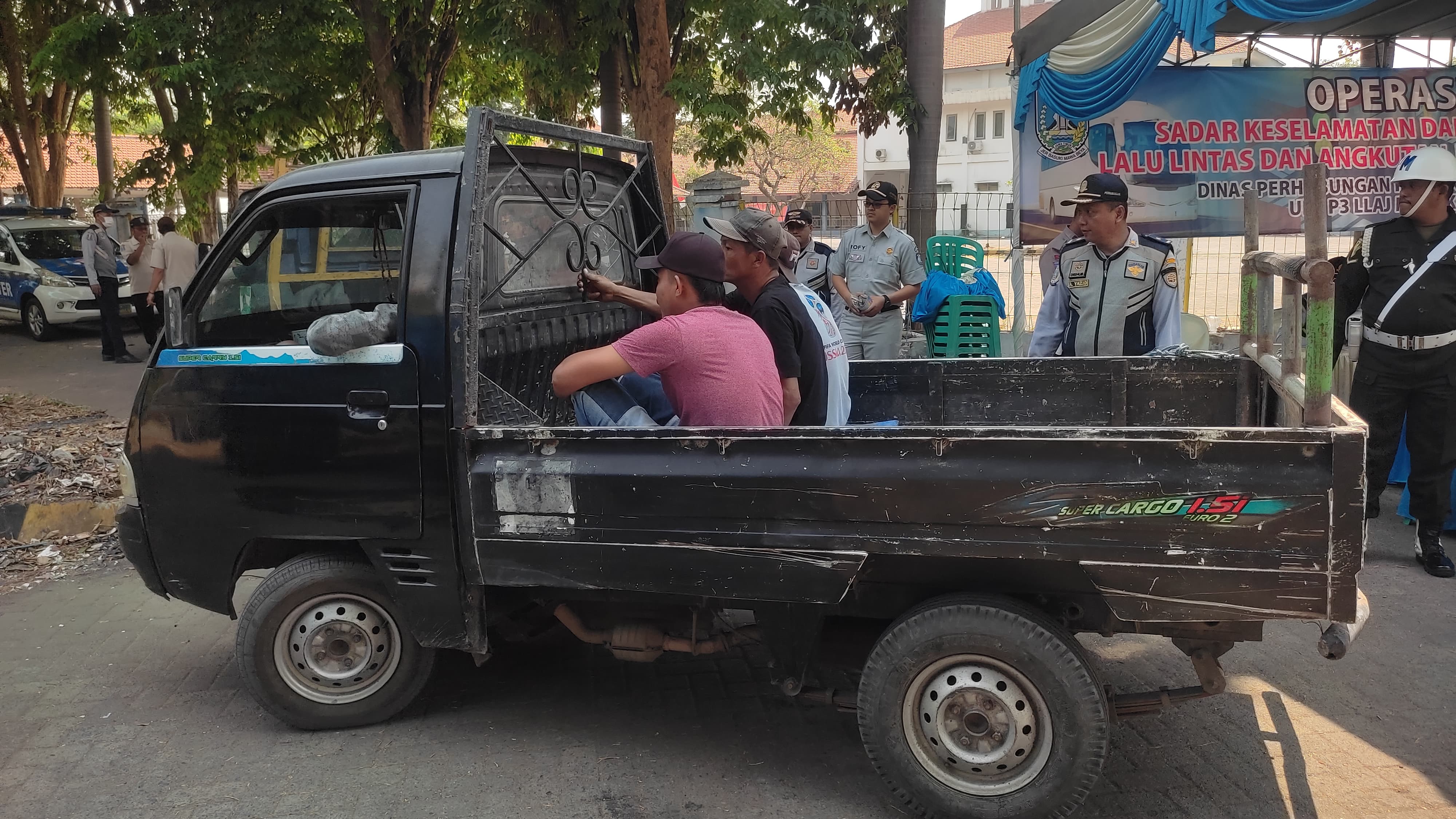 DITINDAK: Petugas memeriksa kelengkapan administrasi angkutan yang terjaring operasi gabungan di Terminal Mojosari, Selasa (24/10).