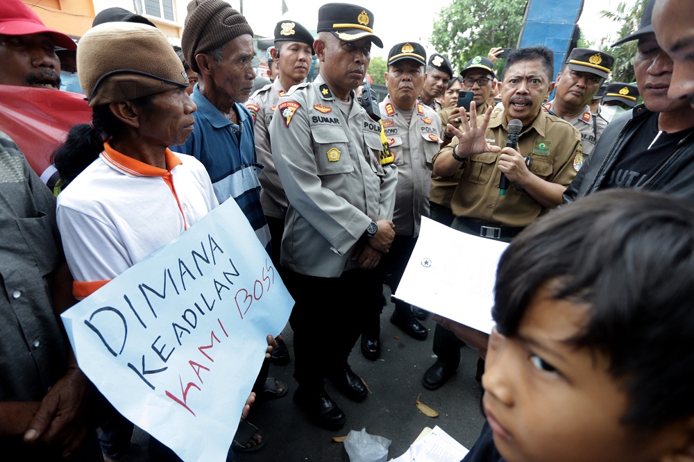 DEMO PETANI HUTAN: Sejumlah petani penyewa lahan hutan berunjuk rasa di depan kantor perhutani Mojokerto, kemarin. Mereka menuntut perhutani mengagalkan rencana alih fungsi komoditas tanam palawija