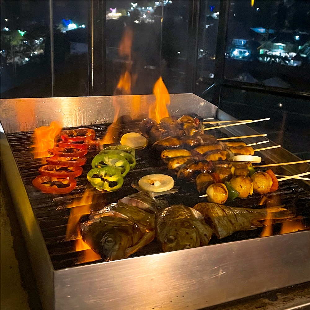 YUMMY: Aneka menu bakaran bakso, sosis, ayam, ikan, daging yang bisa Anda nikmati di perayaan Halloween.