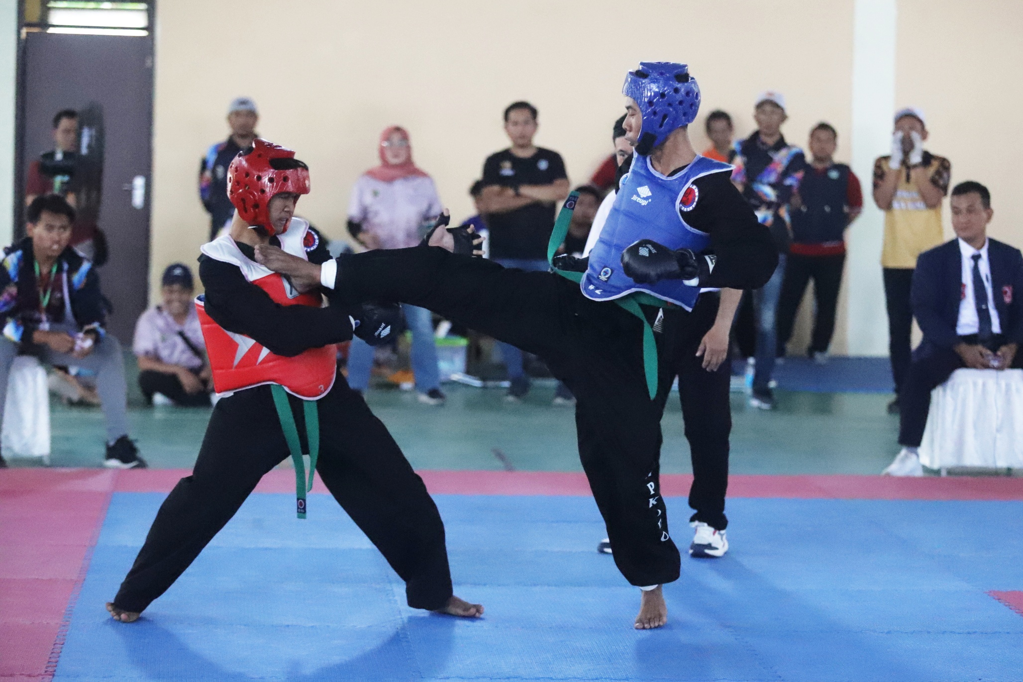 MONCER: Atlet hapkido Kabupaten Mojokerto (biru) bertanding di ajang Porprov VIII Jatim/2023 di GOR Gajah Mada, Mojosari, September lalu.