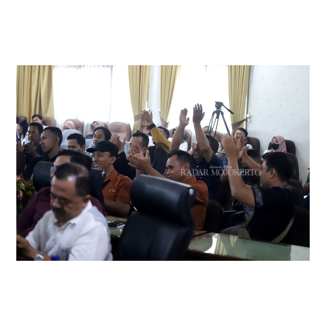 ALIH DAYA: Sejumlah pegawai non-ASN mengikuti hearing di kantor DPRD Kota Mojokerto.