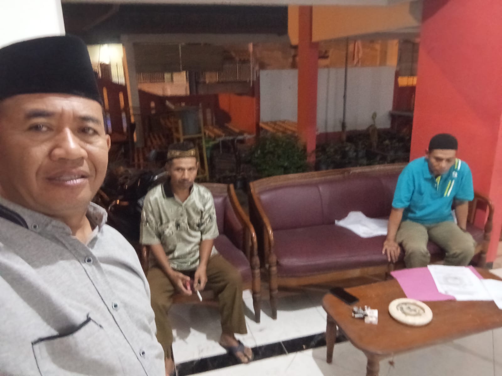 LAYANAN TERBAIK: Pemerintah Desa Gembongan, Kecamatan Gedeg, Kabupaten Mojokerto, memberi layanan adminitrasi kepada masyarakat di kantor desa saat malam hari.