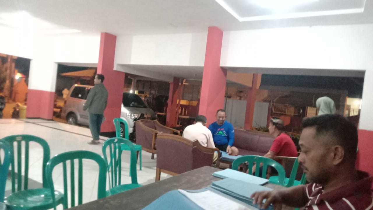 LAYANAN TERBAIK: Pemerintah Desa Gembongan, Kecamatan Gedeg, Kabupaten Mojokerto, memberi layanan adminitrasi kepada masyarakat di kantor desa saat malam hari.