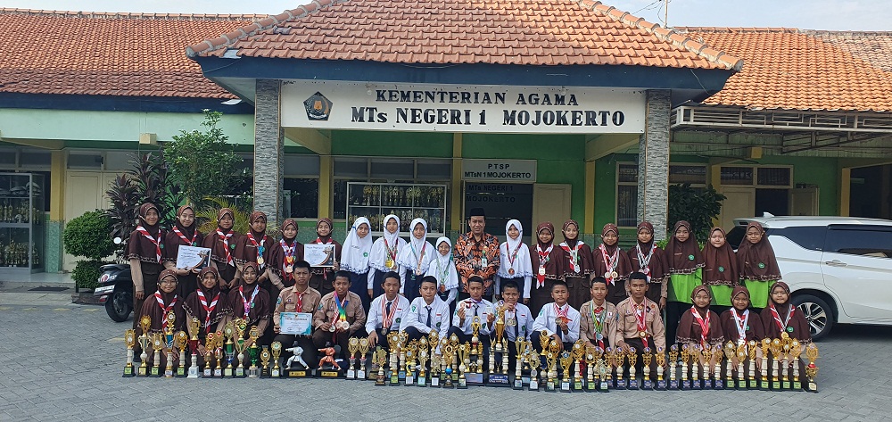 TERASAH: Kepala MTsN 1 Mojokerto Nur Kholis foto bersama seluruh siswa berprestasi di bidang akademik maupun nonakademik.