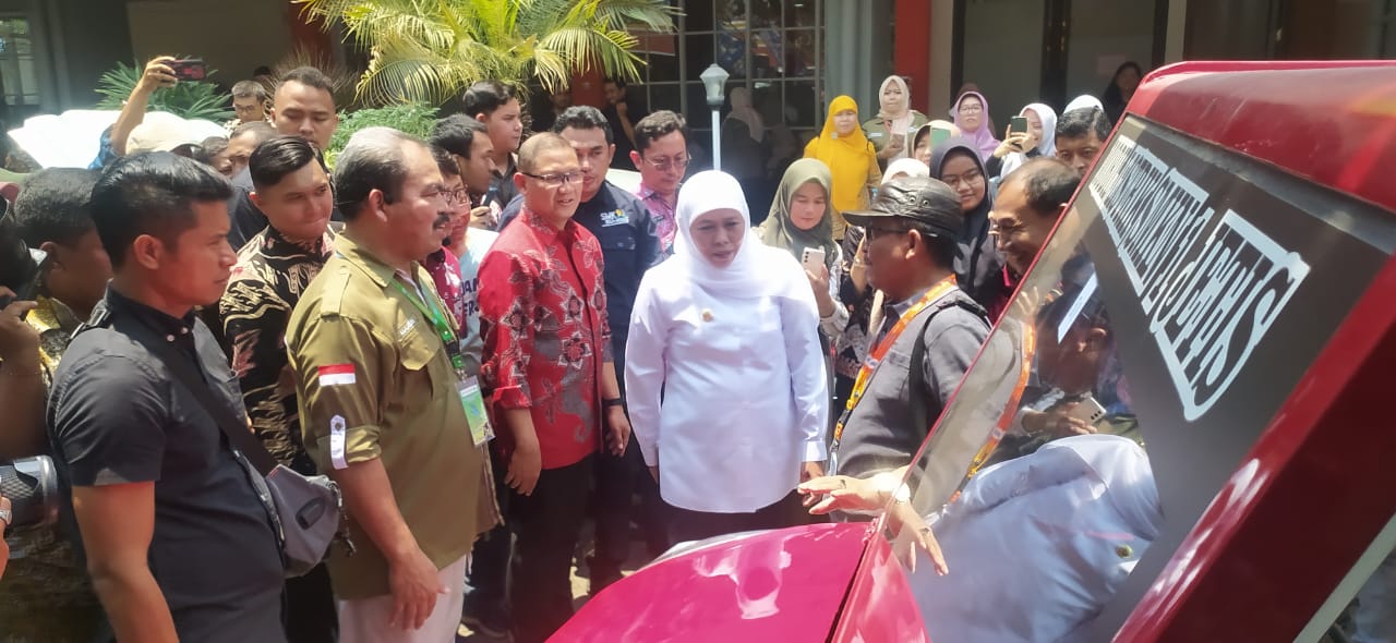DITILIK: Kepala SMKN 1 Jetis Ladi berbincang dengan Gubernur Jawa Timur, Khofifah Indar Parawansa mengenai mobil listrik rakitan siswanya di ajang Expo Kendaraan Konversi Listrik Karya Siswa SMK