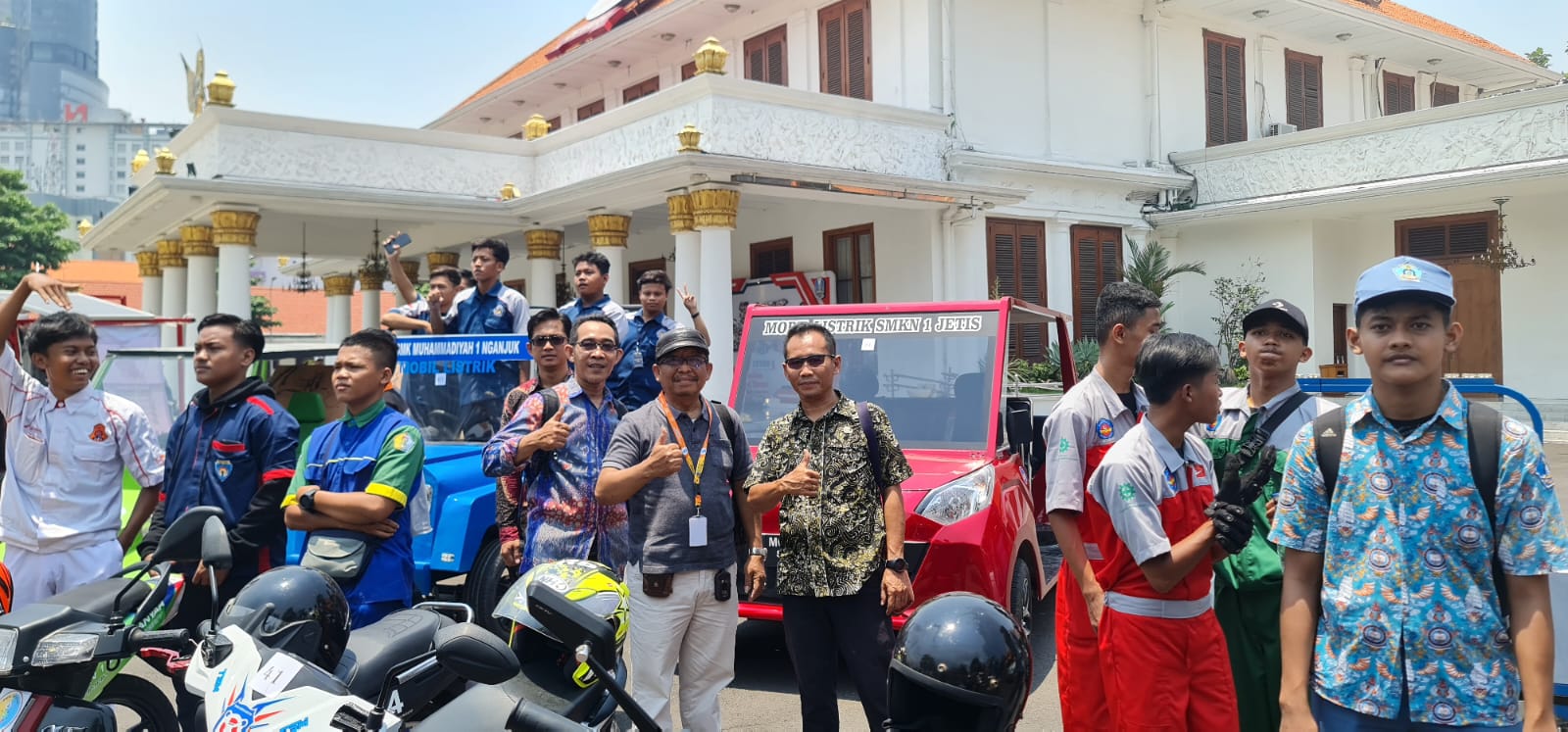 UJI COBA:  Si Molis, mobil listrik karya SMKN 1 Jetis.