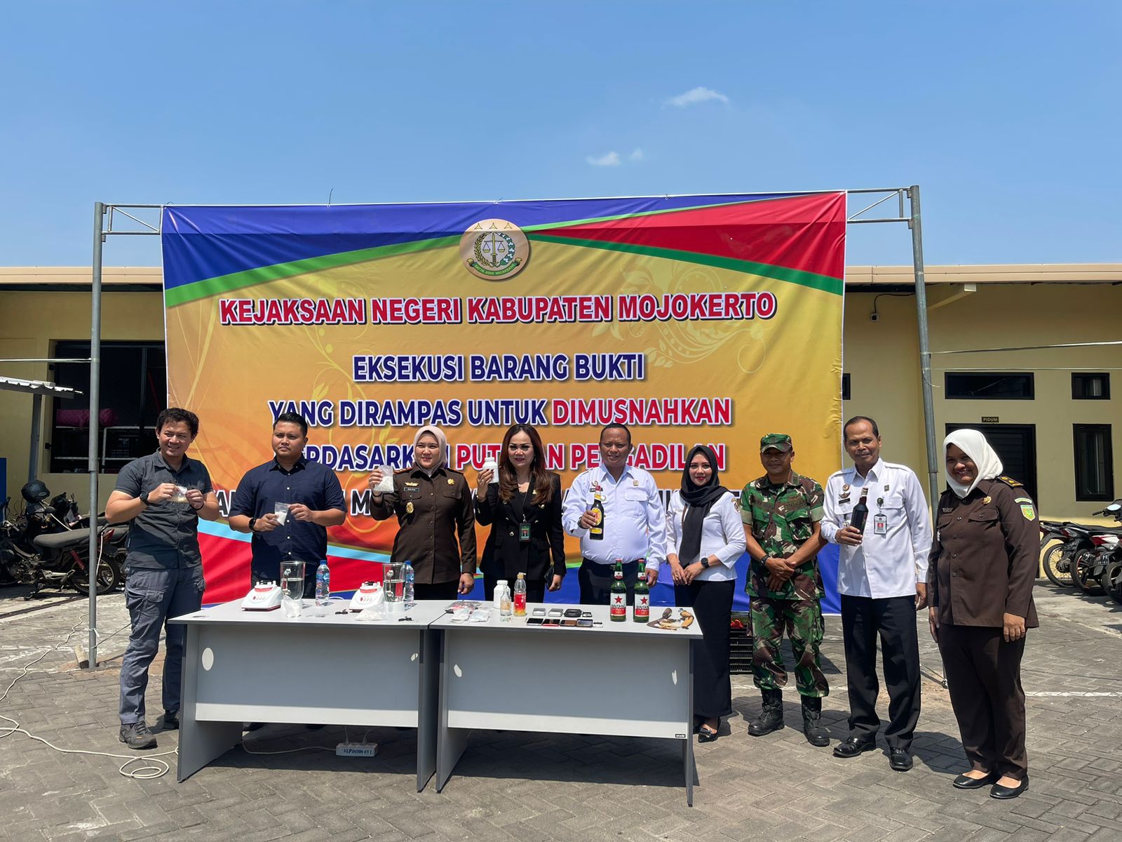 BARANG TERLARANG: Kajari Kabupaten Mojokerto bersama jajaran forkopimda menunjukkan sejumlah barang bukti untuk dimusnahkan, Rabu (25/10).