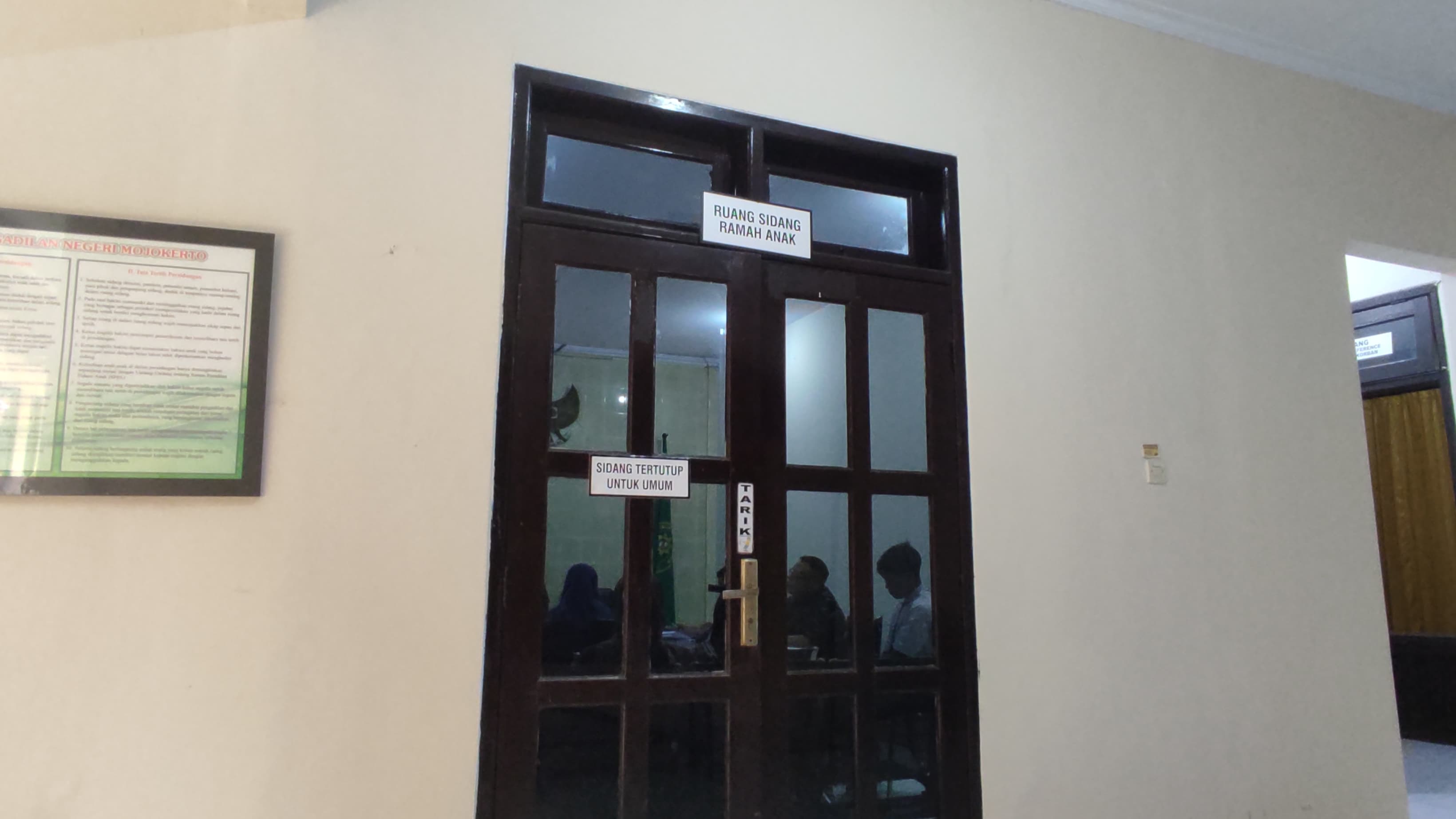 TERTUTUP: Sidang tuntutan pelajar penyebar foto bugil pacar digelar secara tertutup di ruang sidang ramah anak PN Mojokerto, Rabu (25/10).