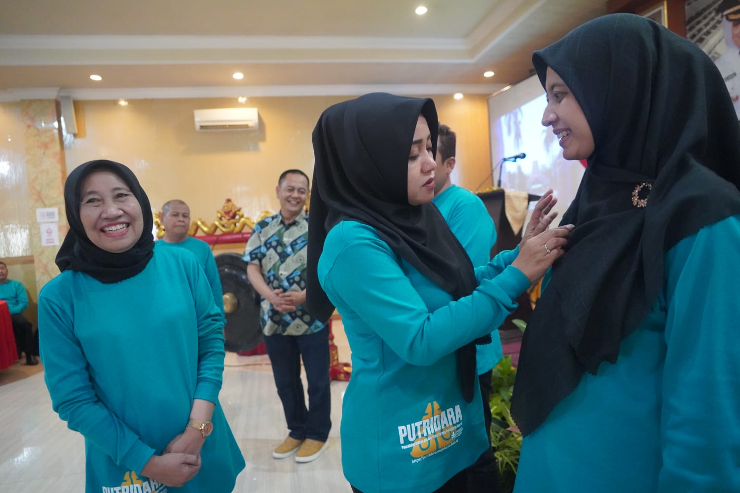 INOVATIF: Bupati Mojokerto Ikfina Fahmawati didampingi Kepala BPKAD Kabupaten Mojokerto Mieke Juli Astuti launching aplikasi Putridara atau Pencatatan Utilitas dan Entri Data Barang Persediaan Daerah,