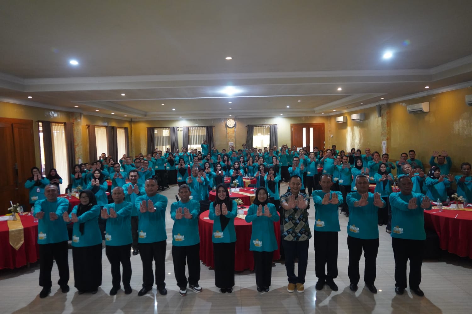 INOVATIF: Bupati Mojokerto Ikfina Fahmawati didampingi Kepala BPKAD Kabupaten Mojokerto Mieke Juli Astuti launching aplikasi Putridara atau Pencatatan Utilitas dan Entri Data Barang Persediaan Daerah,