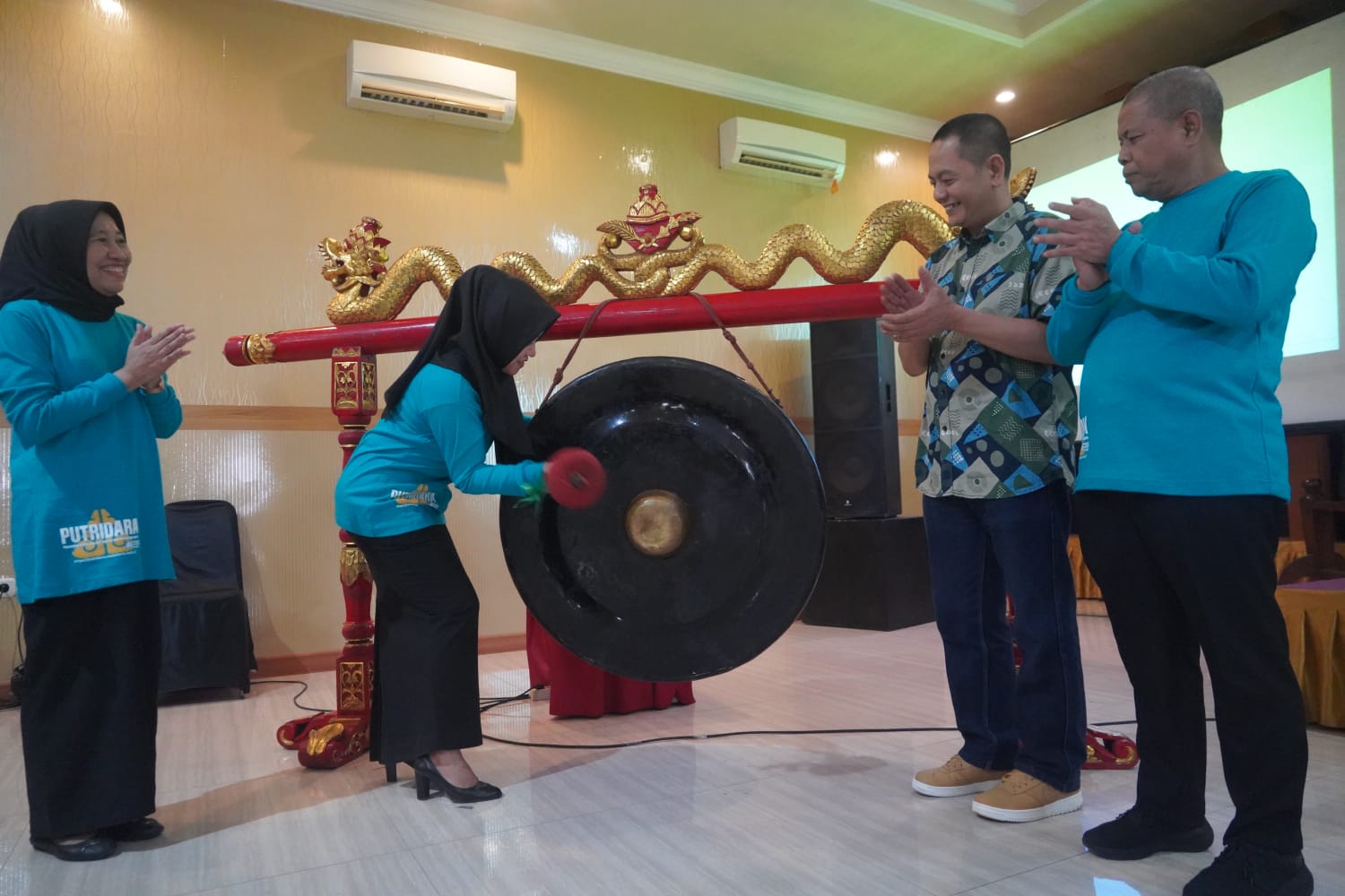 INOVATIF: Bupati Mojokerto Ikfina Fahmawati didampingi Kepala BPKAD Kabupaten Mojokerto Mieke Juli Astuti launching aplikasi Putridara atau Pencatatan Utilitas dan Entri Data Barang Persediaan Daerah,