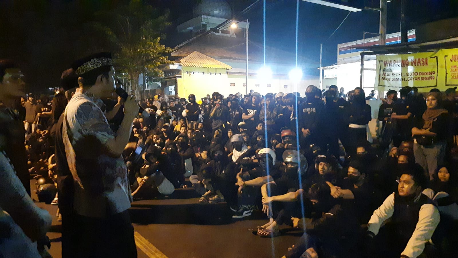 DIDUDUKI: Kasatreskrim Polres Mojokerto AKP Imam Mujali menampung aspirasi massa kelompok silat dan meminta mereka untuk membubarkan diri dengan tertib.