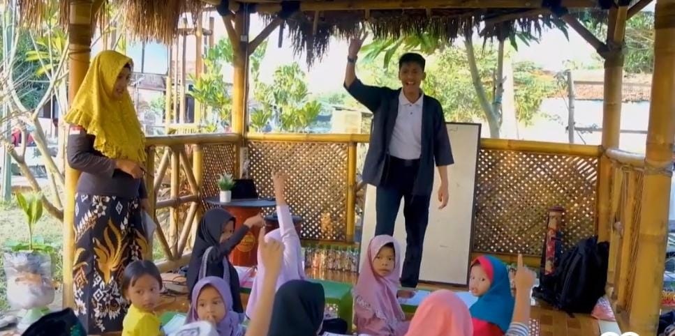 SEKOLAH ALAM: Didit Panji Saputra saat memberikan pembelajaran kepada anak didik di area Kali Telusur, Kelurahan Miji, Kecamatan Kranggan, Kota Mojokerto.