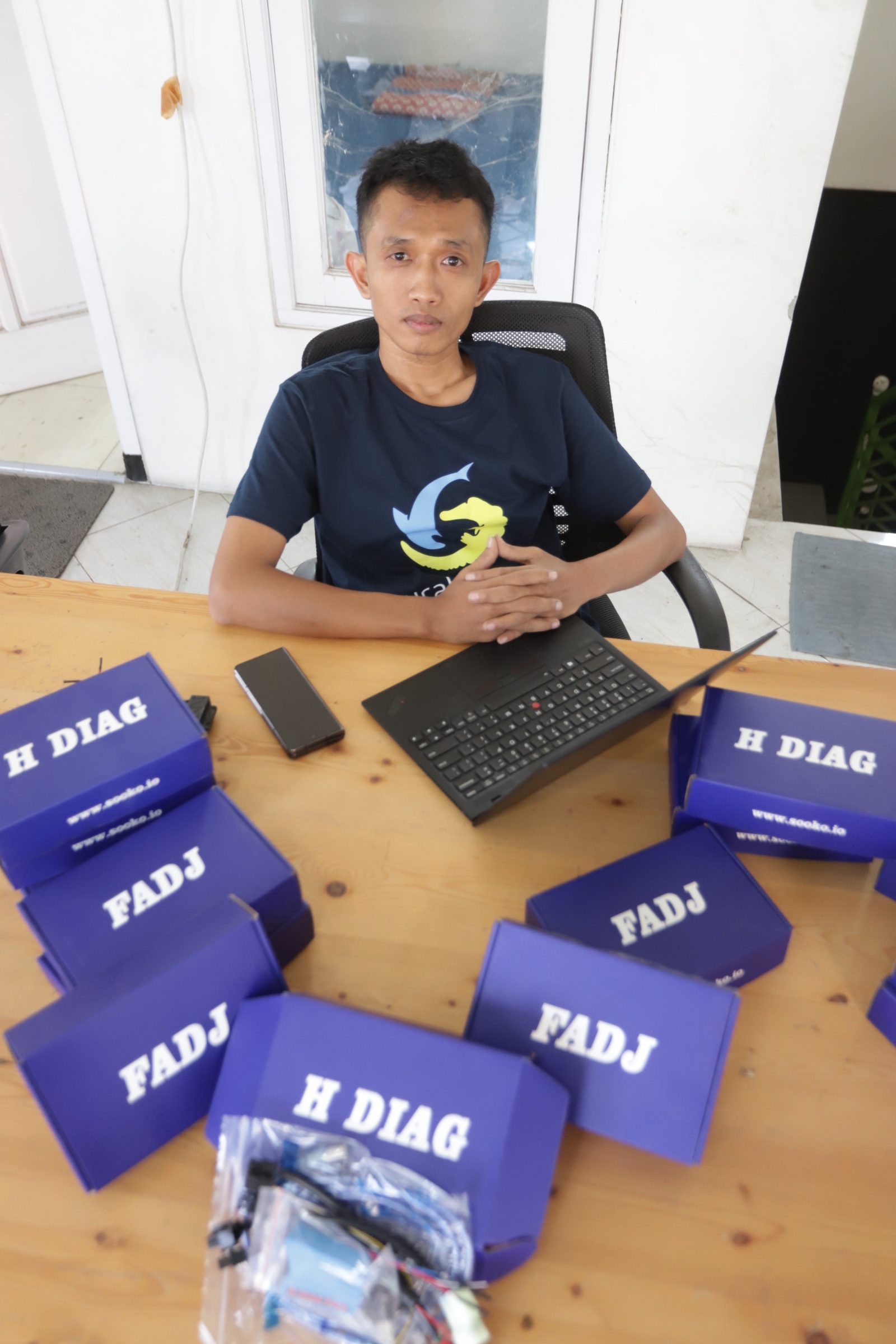 INOVATOR: Burhanuddin bersama produk mekatronika untuk otomotif karyanya.