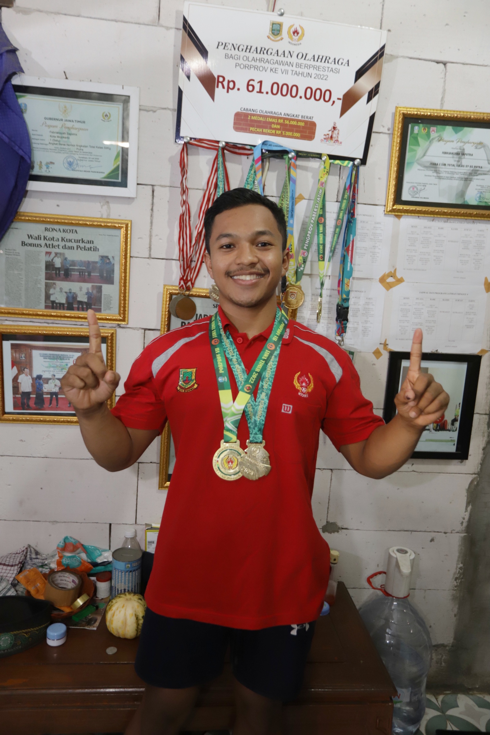 KEBANGGAAN: Febriansyah Saputra menunjukkan sebagian koleksi medali yang dipajang di rumahnya, kemarin.