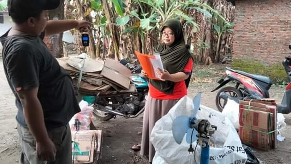 PUNYA NILAI JUAL: Masyarakat Desa Kemantren yang tergabung dalam tim bank sampah aktif memilah dan mengolah sampah untuk diproduksi kembali menjadi karya yang bisa dijual.