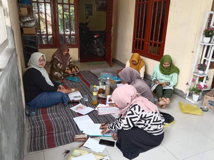 PUNYA NILAI JUAL: Masyarakat Desa Kemantren yang tergabung dalam tim bank sampah aktif memilah dan mengolah sampah untuk diproduksi kembali menjadi karya yang bisa dijual.