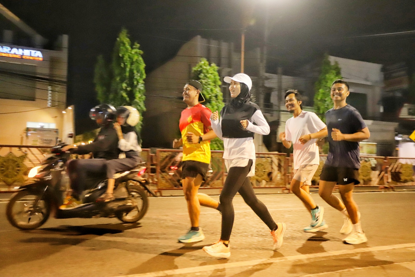 WARMING UP: Anggota Mojopahit Runners melakukan pemanasan di depan halaman Pemkot Mojokerto sebelum melakukan lari saat malam hari.