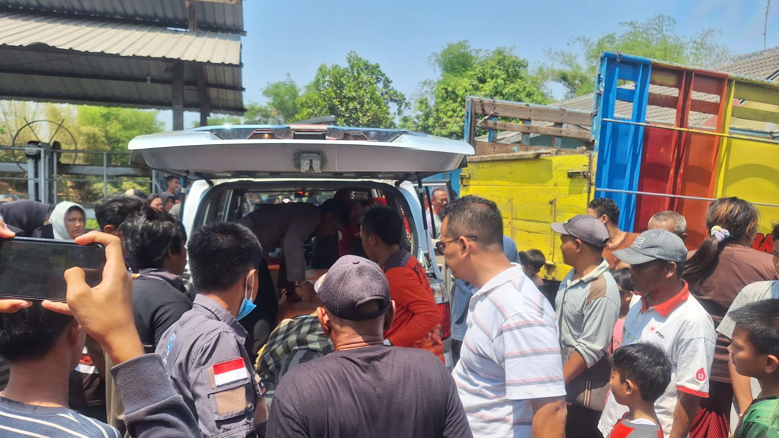 DIEVAKUASI: Petugas mengevakuasi jasad korban tenggelam ke RSUD Prof dr Soekandar untuk divisum, Minggu (29/10).
