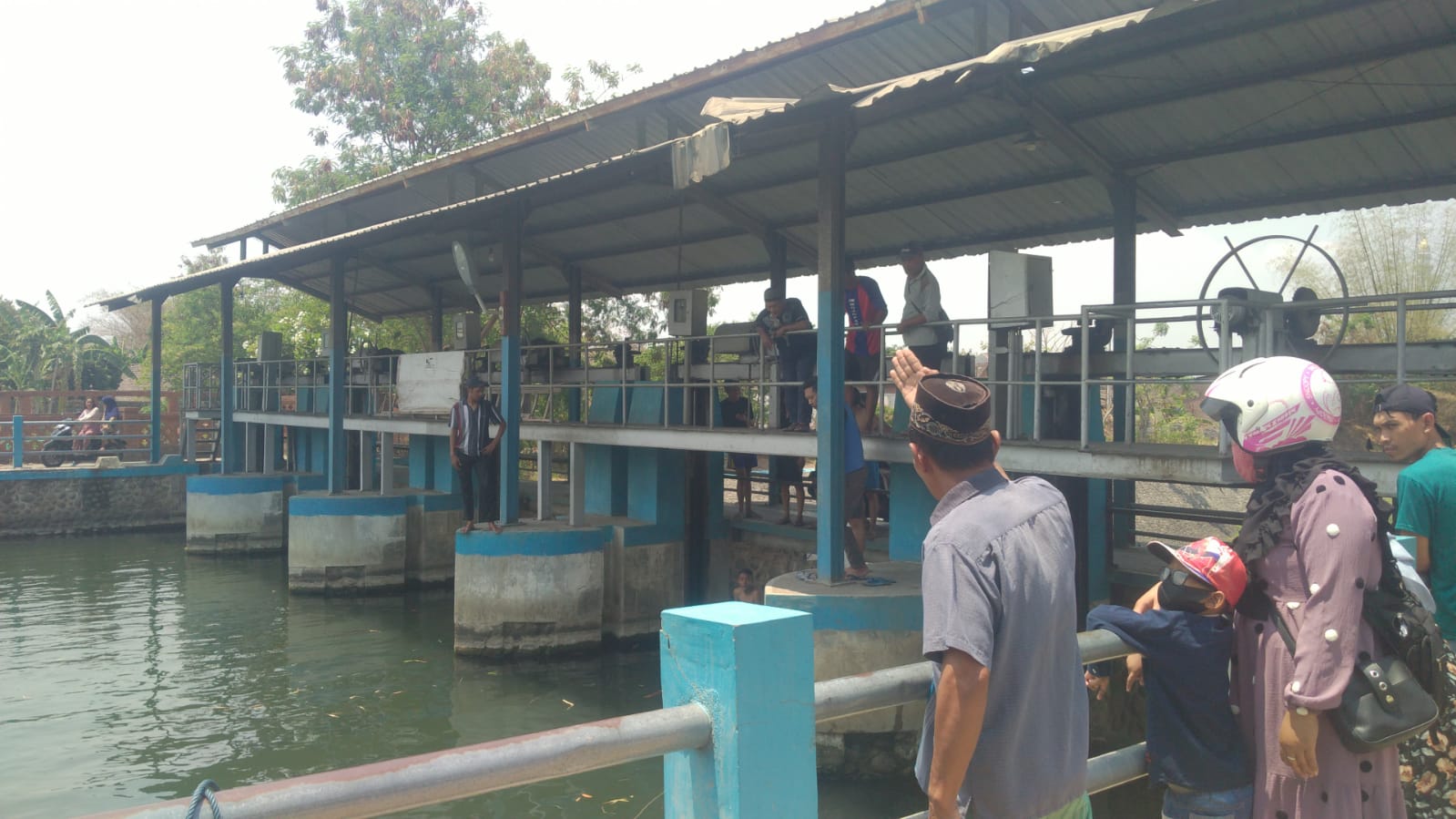 PENCARIAN: Warga setempat turut melakukan pencarian korban laka air di DAM Dusun Pudak Sari, Desa Puloniti, Kecamatan Bangsal, Minggu (29/10).