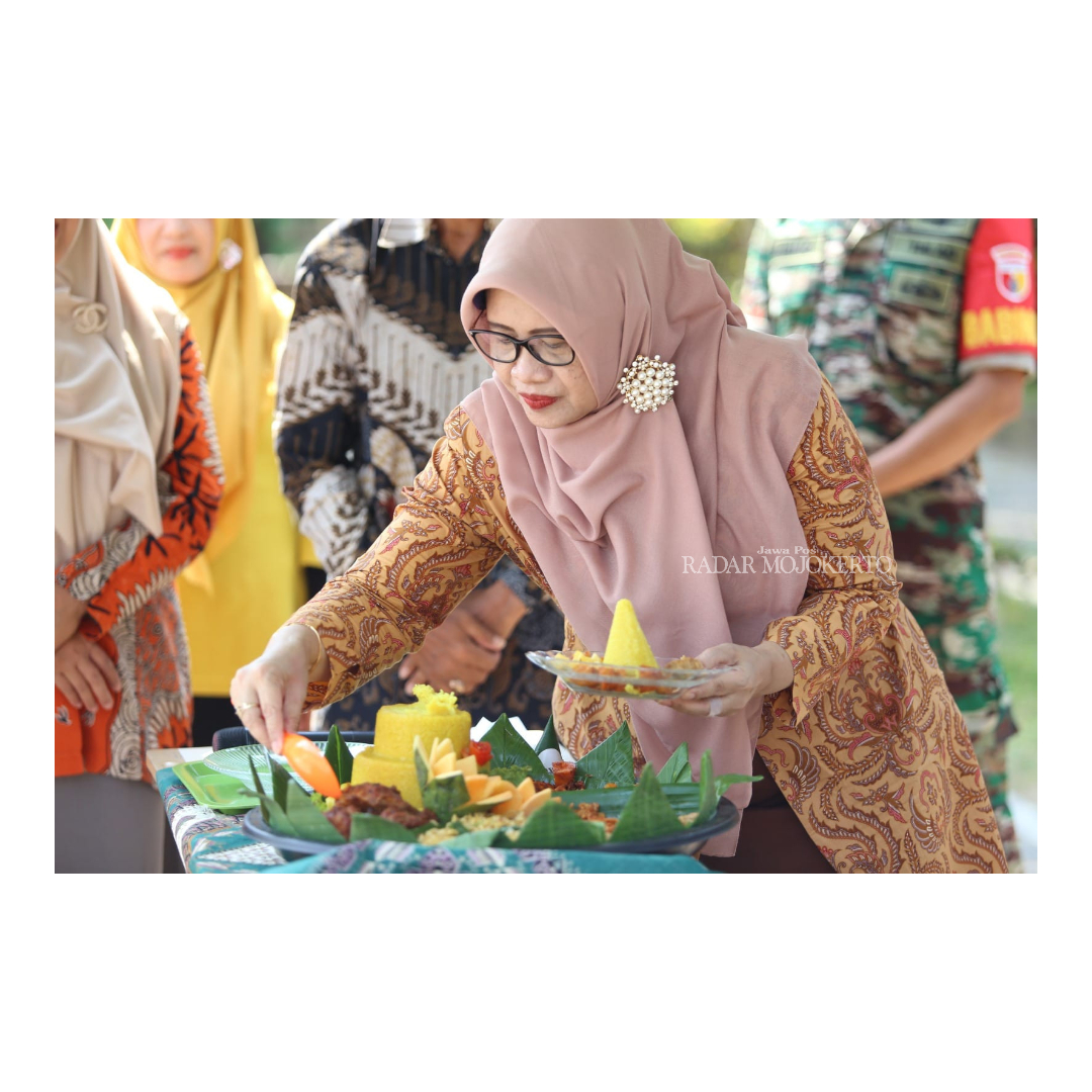 WUJUD SYUKUR: Kepala SMAN 1 Gedeg Nurul Wakhidah memotong tumpeng sebagai simbolis perayaan Diesnatalis SMAN 1 Gedeg ke-41.