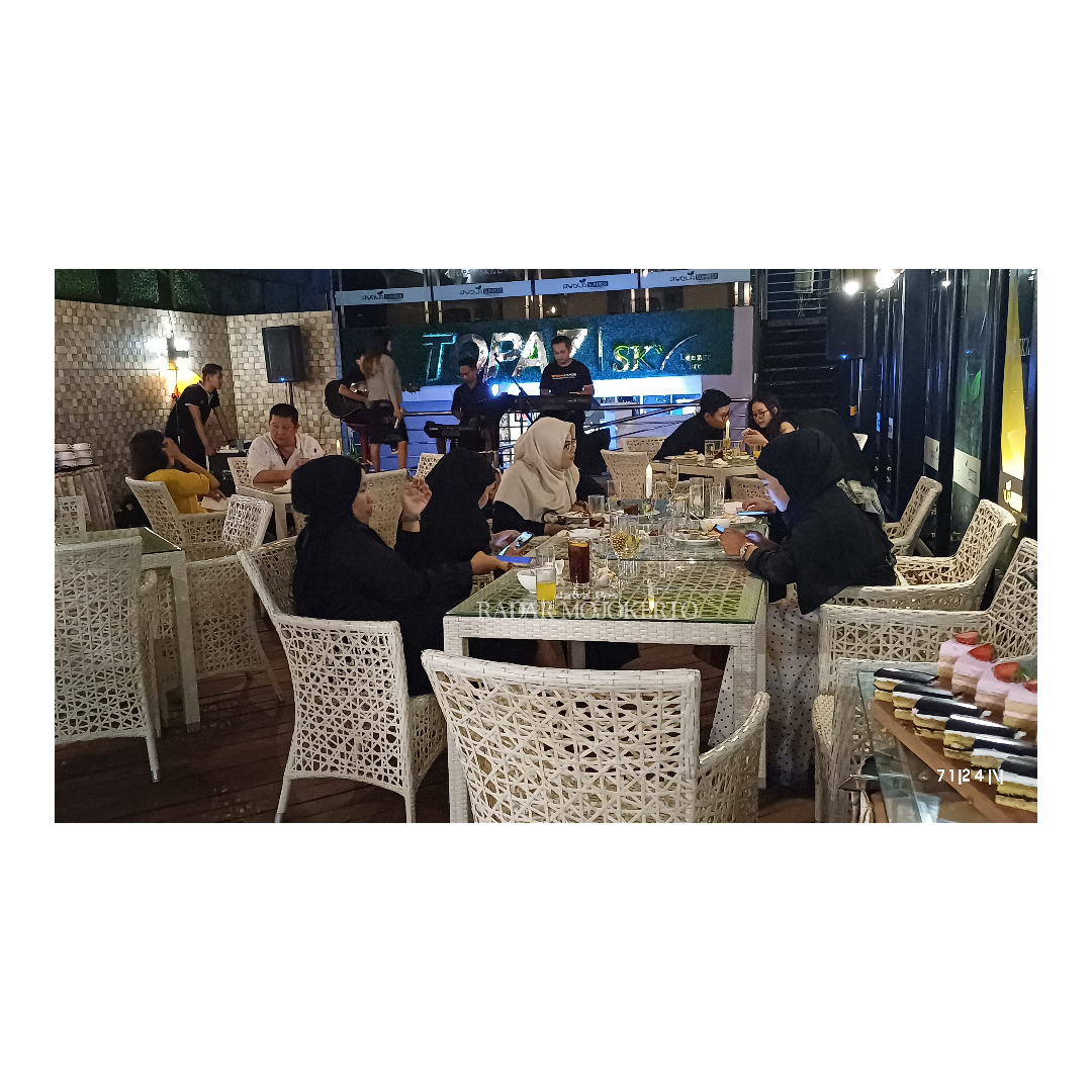 RAME: Pengunjung Halloween Party sedang menikmati hidangan dan alunan musik serta llagu yang di lantunkan.