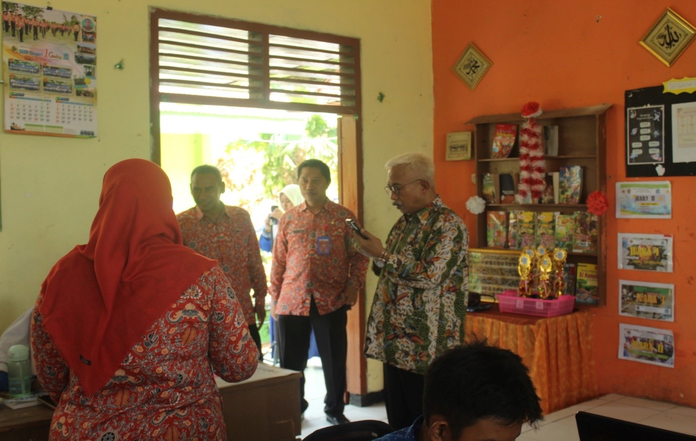 SUPERVISI: Tim Fasilitator Sekolah Penggerak menilik proses pembelajaran kurikulum merdeka di SMPN Gedeg, Kamis (26/10).