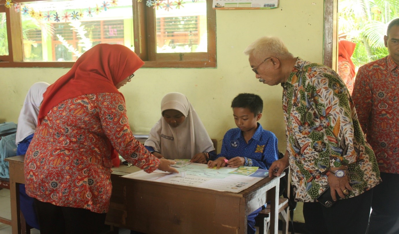 SUPERVISI: Tim Fasilitator Sekolah Penggerak menilik proses pembelajaran kurikulum merdeka di SMPN Gedeg, Kamis (26/10).