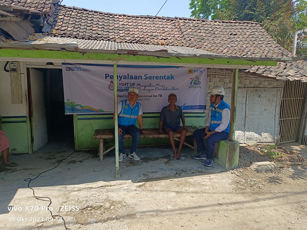 BERUNTUNG: Warga Mojokerto Raya menerima bantuan program Light Up The Dream dari PLN UP3 Mojokerto (30/10).