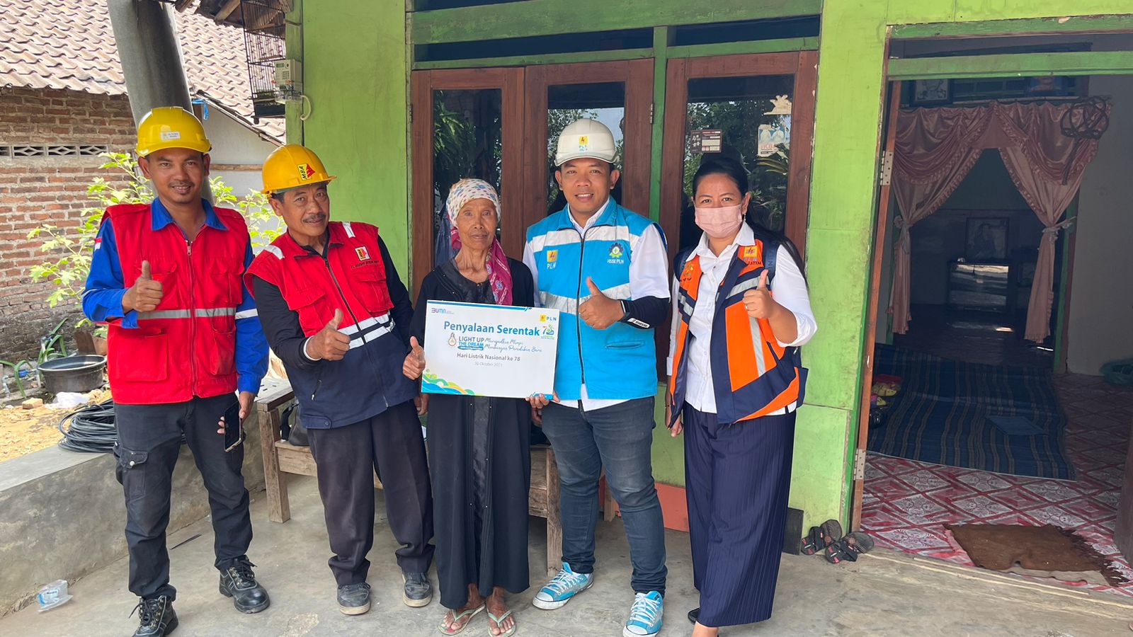 TERANG: PLN UP3 Mojokerto menyerahkan bantuan penerangan kepada pemilik rumah yang belum teraliri listrik.