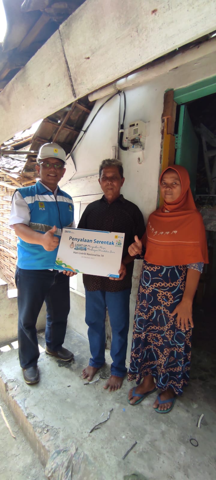 TERANG: PLN UP3 Mojokerto menyerahkan bantuan penerangan kepada pemilik rumah yang belum teraliri listrik.