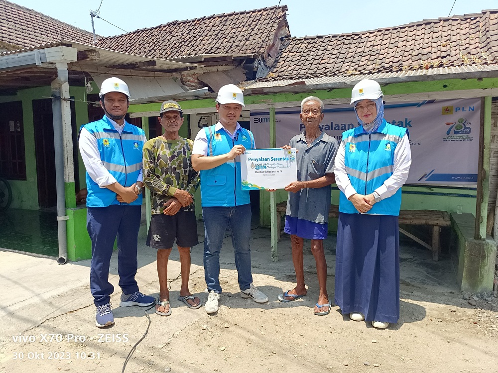 TERANG: PLN UP3 Mojokerto menyerahkan bantuan penerangan kepada pemilik rumah yang belum teraliri listrik.