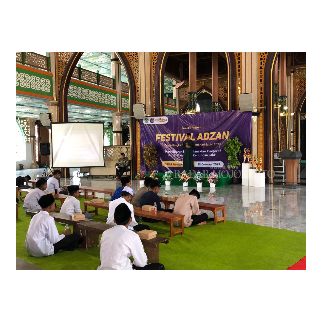 INSAN ISLAMI: Peserta Festival Adzan seksama mengikuti proses lomba dan penilaian dewan juri di Masjid Agung Al Fattah Kota Mojokerto, Minggu (29/10).
