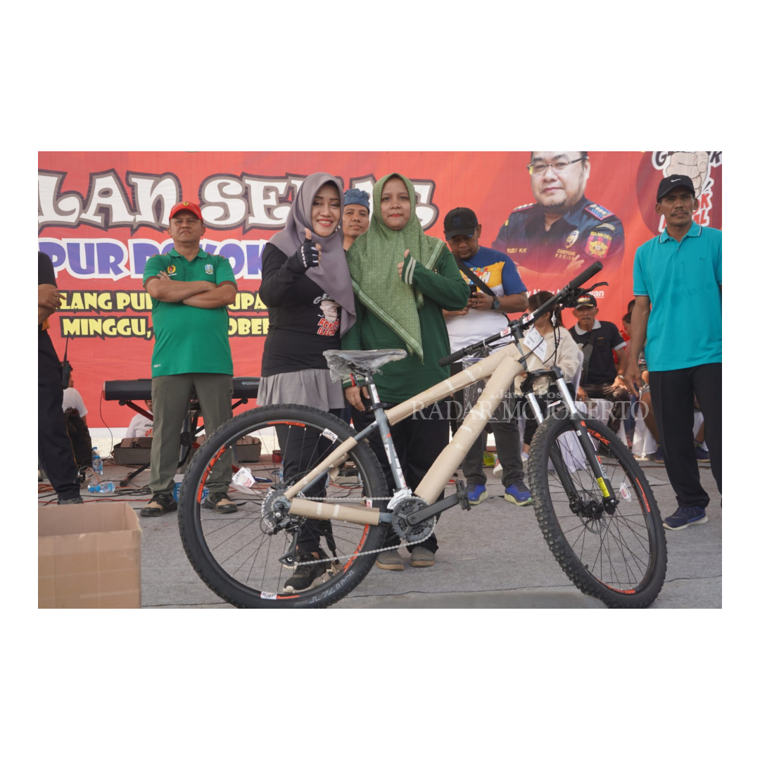 GEMPUR ROKOK ILEGAL: Bupati Ikfina Fahmawati jalan sehat sekaligus sosialisasi gempur rokok ilegal bersama masyarakat di Wisata Gelang Puri, Desa/Kecamatan Puri Minggu (29/10). Giat ini digelar Satpol