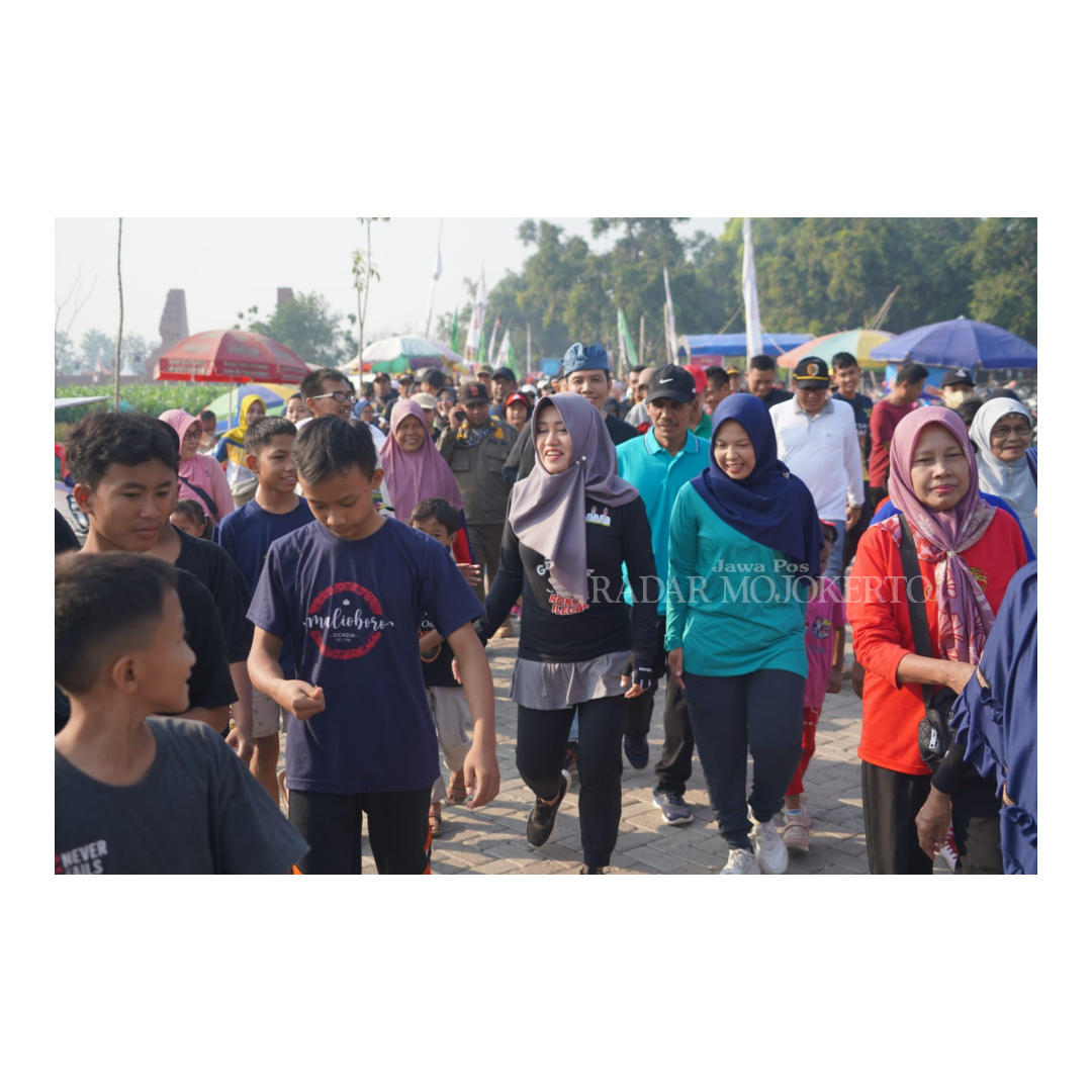 GEMPUR ROKOK ILEGAL: Bupati Ikfina Fahmawati jalan sehat sekaligus sosialisasi gempur rokok ilegal bersama masyarakat di Wisata Gelang Puri, Desa/Kecamatan Puri Minggu (29/10). Giat ini digelar Satpol