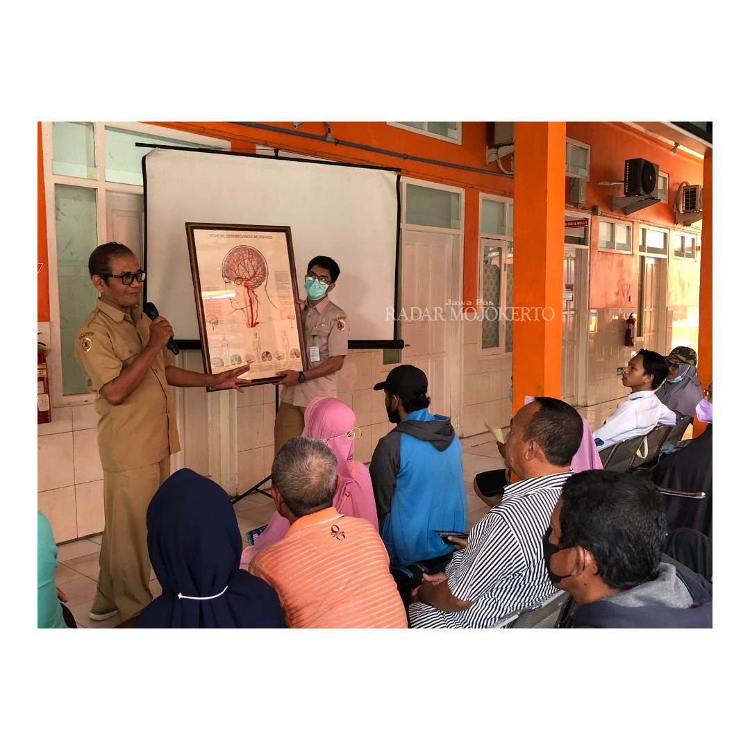 EDUKATIF: Peringatan Hari Stroke Sedunia oleh RSUD Prof dr Soekandar diisi dengan kegiatan sosialisasi kepada masyarakat.
