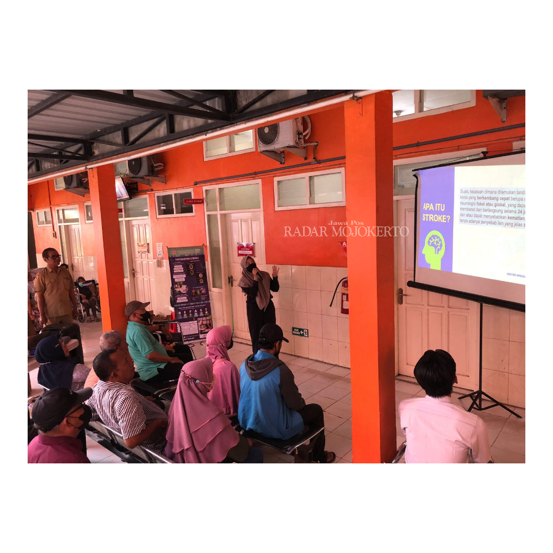 CEGAH SEJAK DINI: Dokter spesialis saraf RSUD Prof Soekandar dr Soekrisno Adi, Sp. N memberikan pemaparan materi, Senin (30/10).