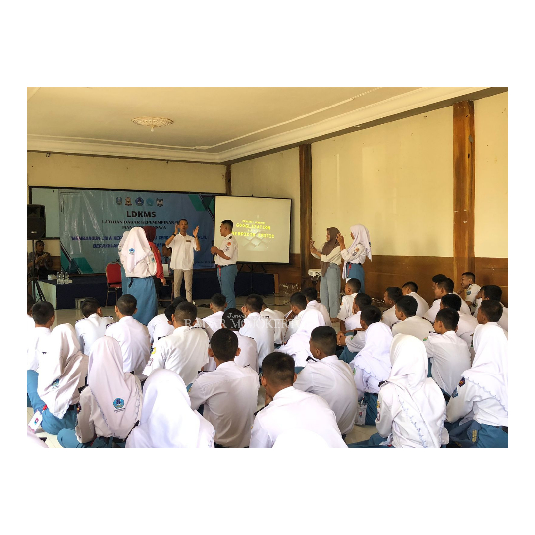 PRAKTIK: Manajer Online JPRM Moch. Chariris memberikan materi sekaligus praktik produksi konten dalam pelatihan literasi digital bersama siswa SMKN 1 Pungging.