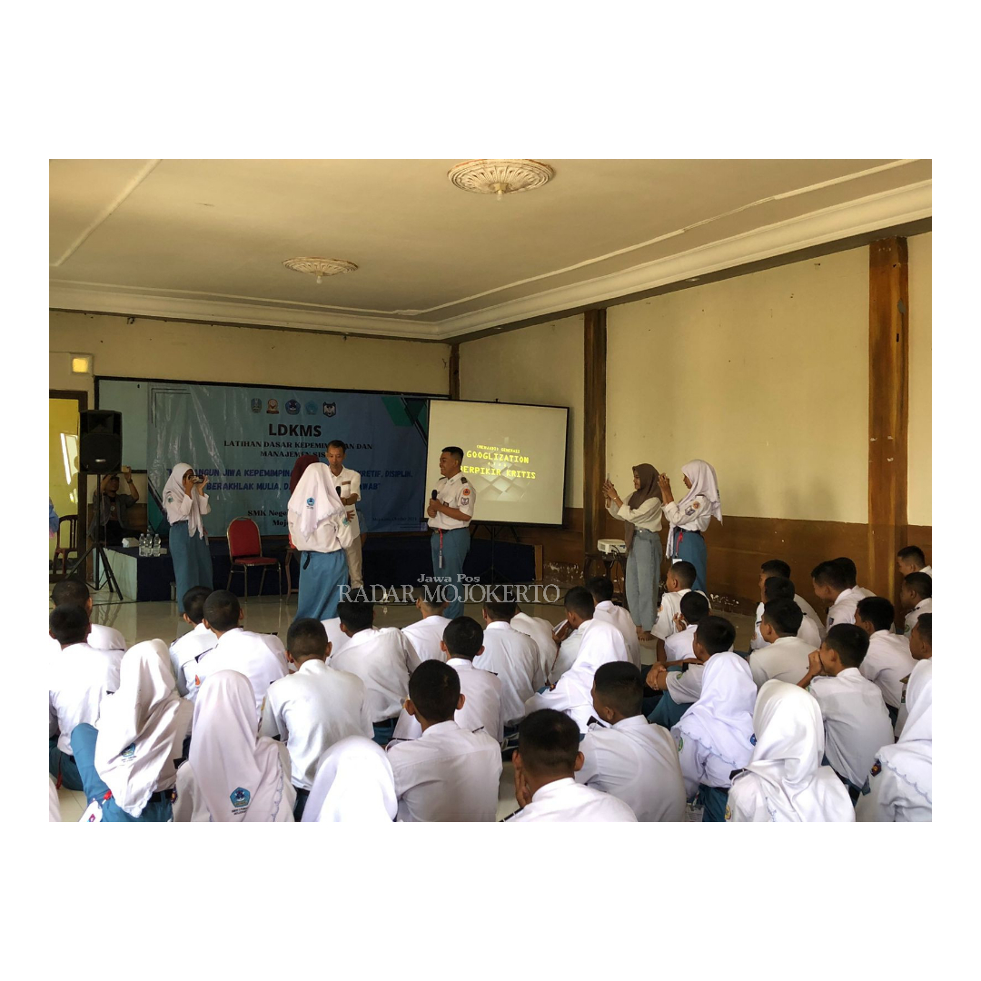 DIKENALKAN: Peserta didik SMKN 1 Pungging juga mendapatkan pelatihan fotografi yang disampaikan oleh fotografer JPRM Sofan Kurniawan.